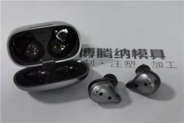 博騰納藍(lán)牙耳機(jī)外殼模具廠——獨(dú)家工藝：有分模線，你看不見！